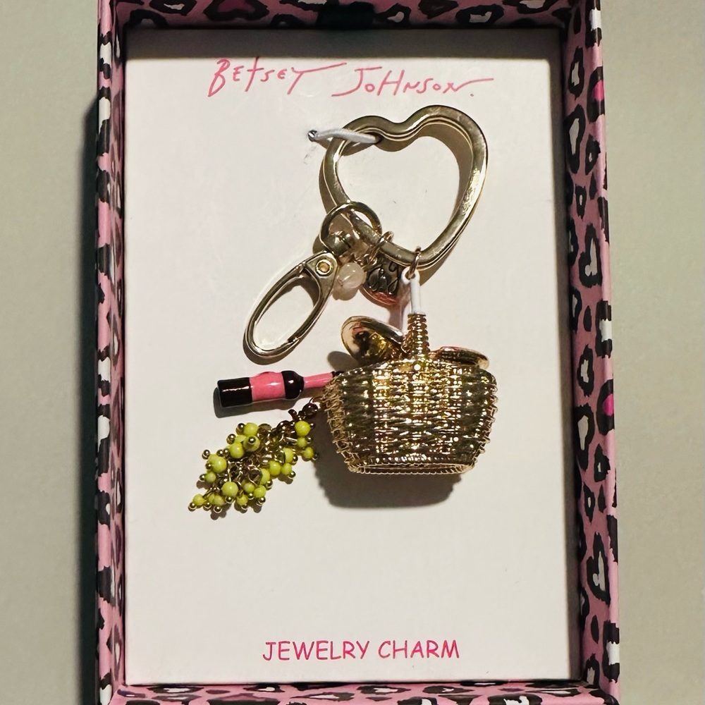 Betsey Johnson Gold tone Picnic Basket Keychain & Bag Purse Clip #114